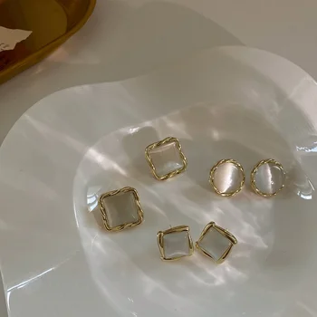 AOMU prancūzijos Vintage White Geometrinis Metalo Opal Stud Auskarai Saldus, Romantiškas Kvadrato, Trikampio, Push-Atgal Auskarai Moterims Accesso