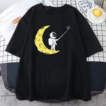 Astronautas Atsižvelgiant Selfie Mėnulis moteriški Marškinėliai Hip-Hop Atsitiktinis Tshirts 2021 Harajuku Mados T Shirts Vasaros Juoda Tees Moterų 2021