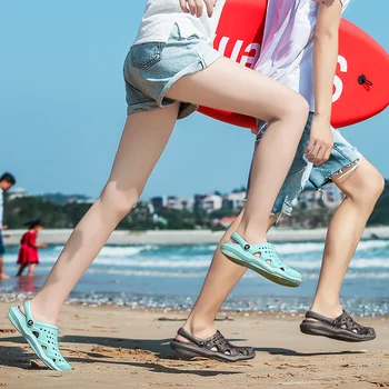 2021 Karštą vasarą pora paplūdimio bateliai skylę batai ir šlepetės